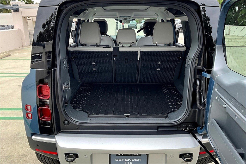 2025 Land Rover Defender 110 S photo 9