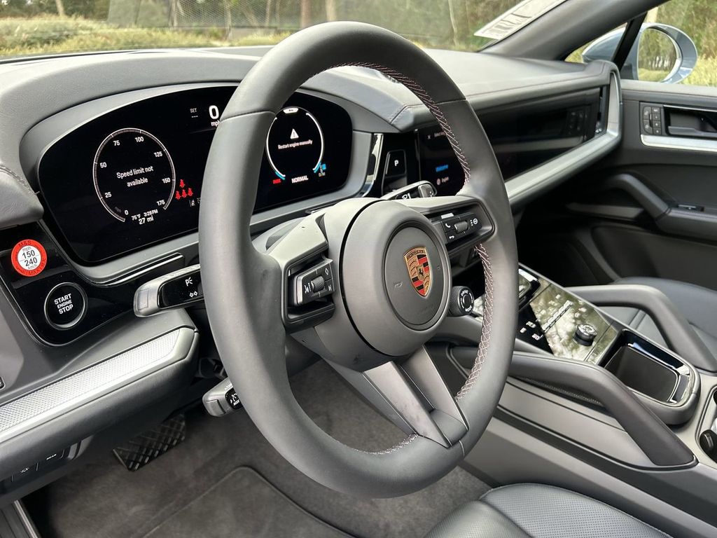 2025 Porsche Cayenne Coupe Base photo 18
