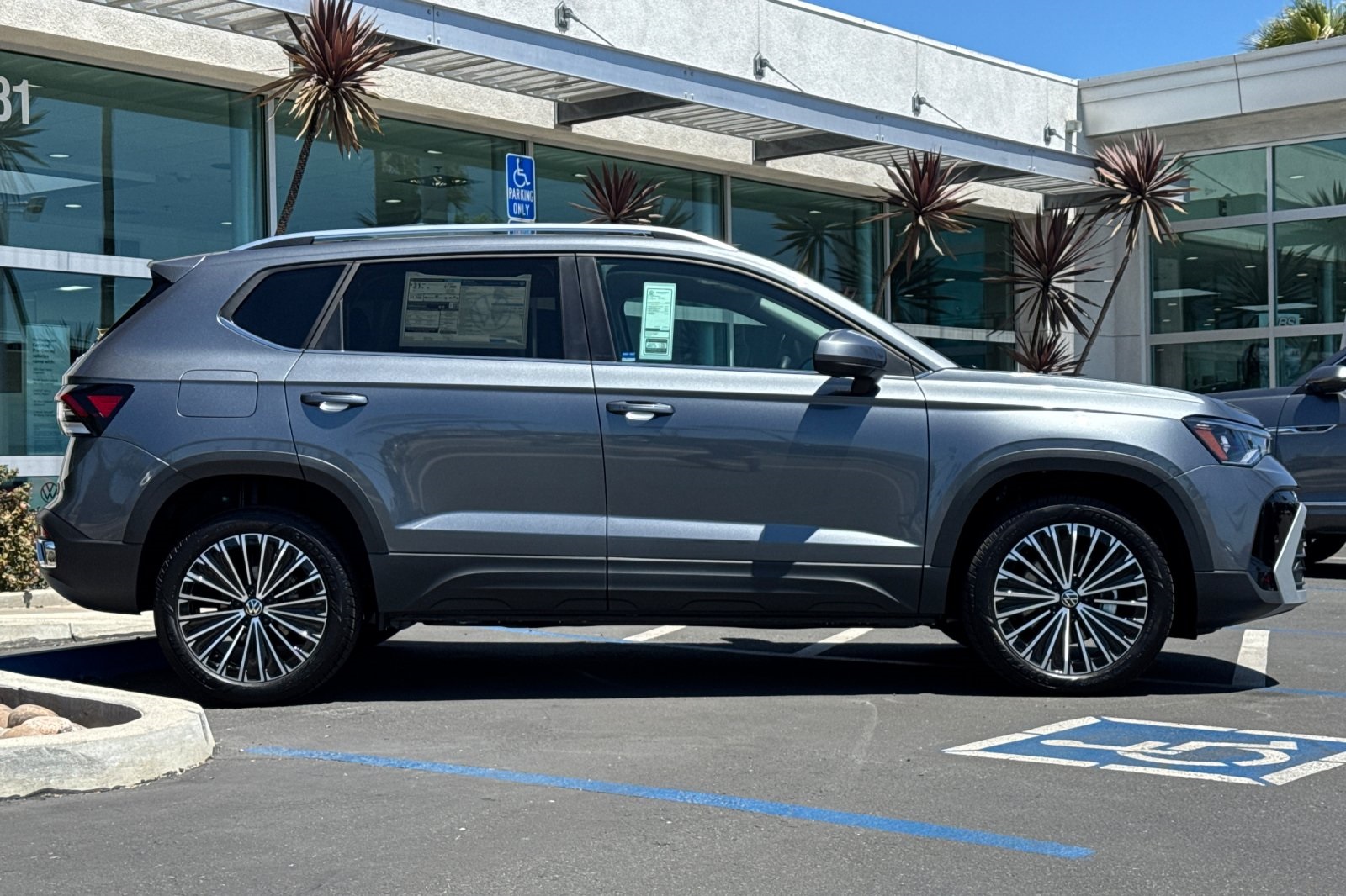 2025 Volkswagen Taos SE photo 4