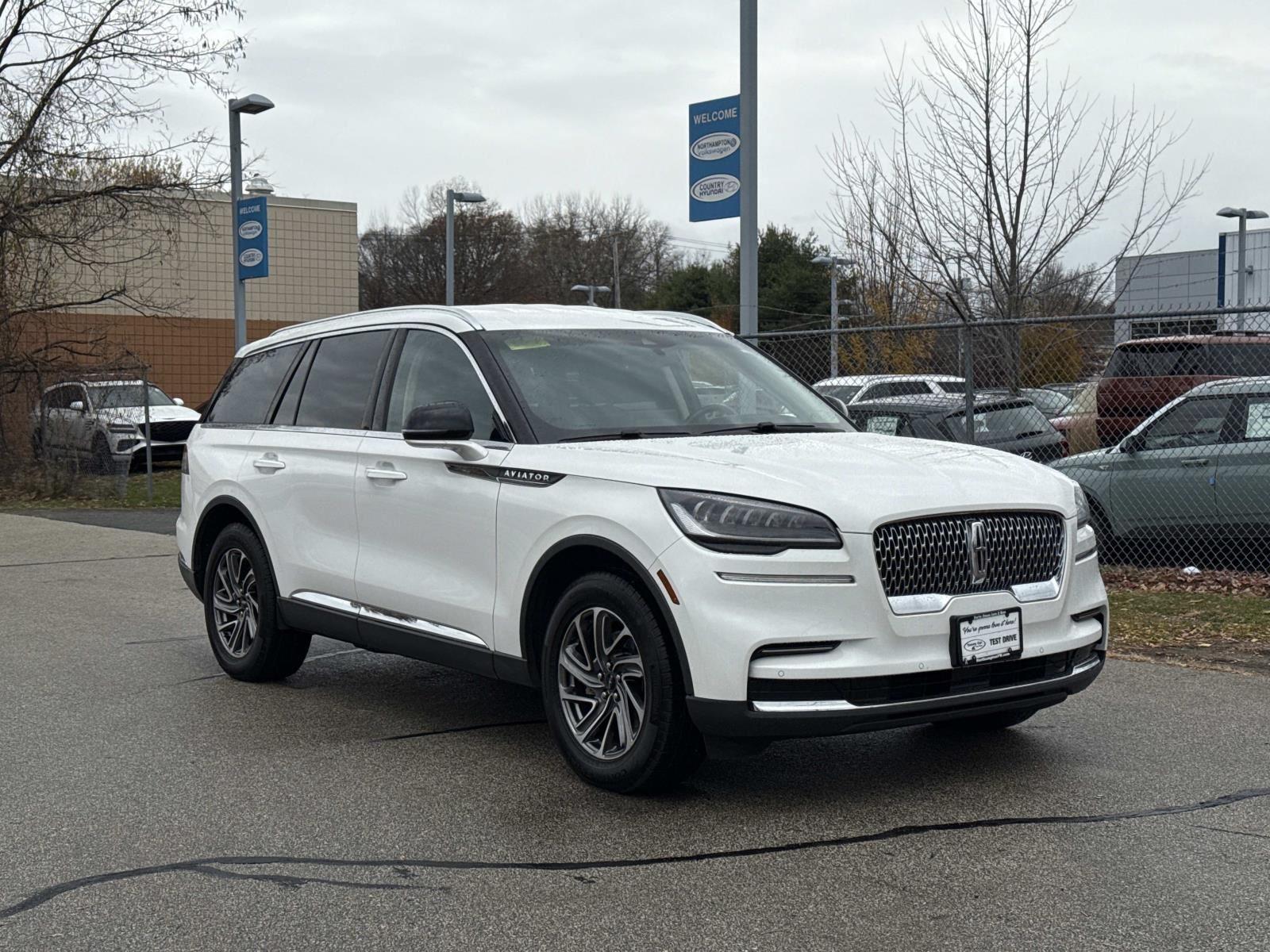 2022 Lincoln Aviator Standard photo 3