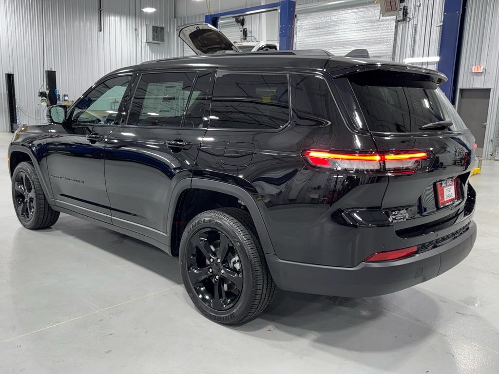 2025 Jeep Grand Cherokee Altitude X photo 2