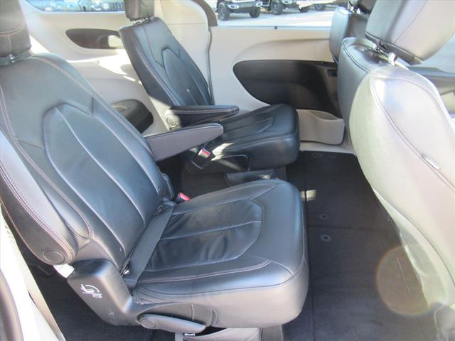 2017 Chrysler Pacifica Touring L photo 24