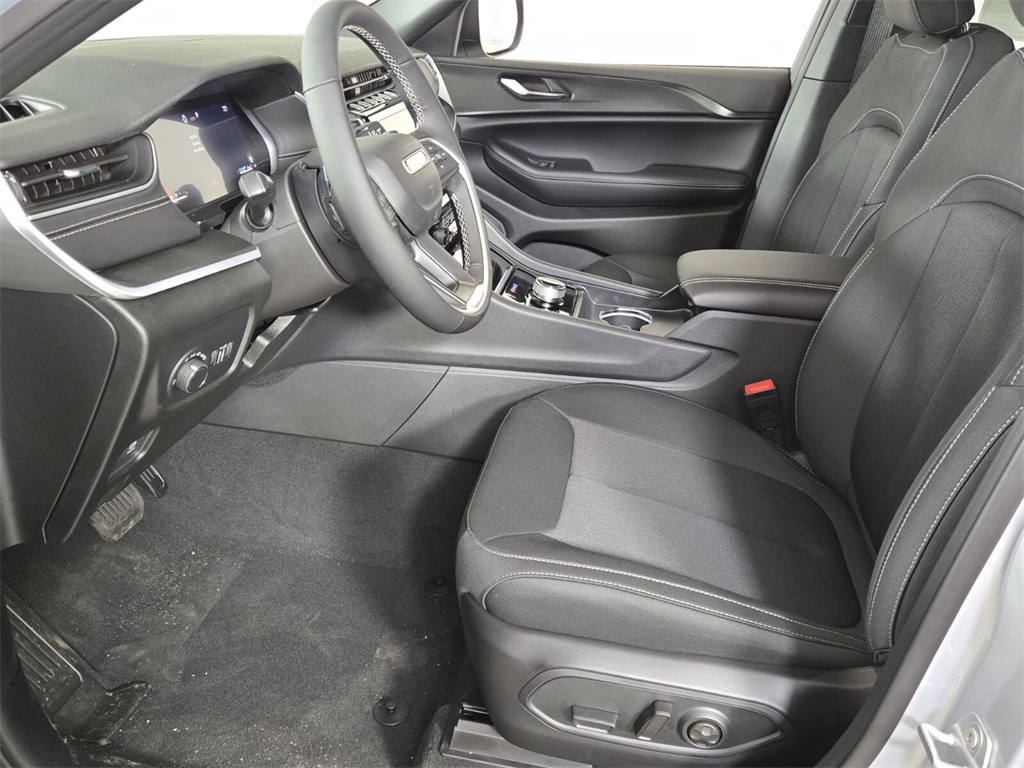 2025 Jeep Grand Cherokee Laredo photo 6