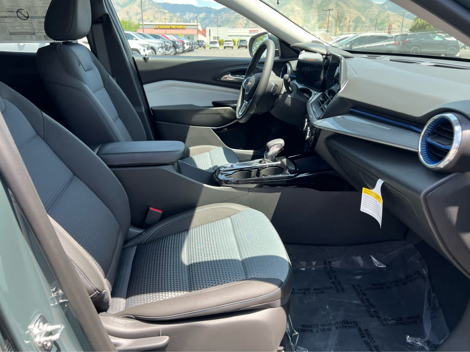 2025 Chevrolet Trax LT photo 25