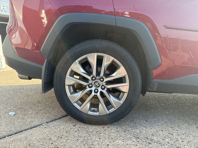 2021 Toyota RAV4 XLE Premium photo 7