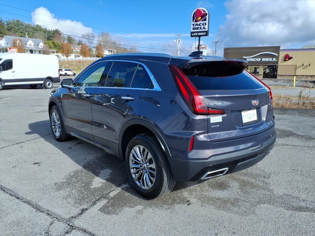 2025 Cadillac XT4 Premium Luxury photo 3