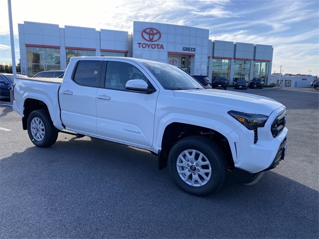 2025 Toyota Tacoma SR5's photo