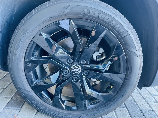 2023 Volkswagen Taos SE photo 3