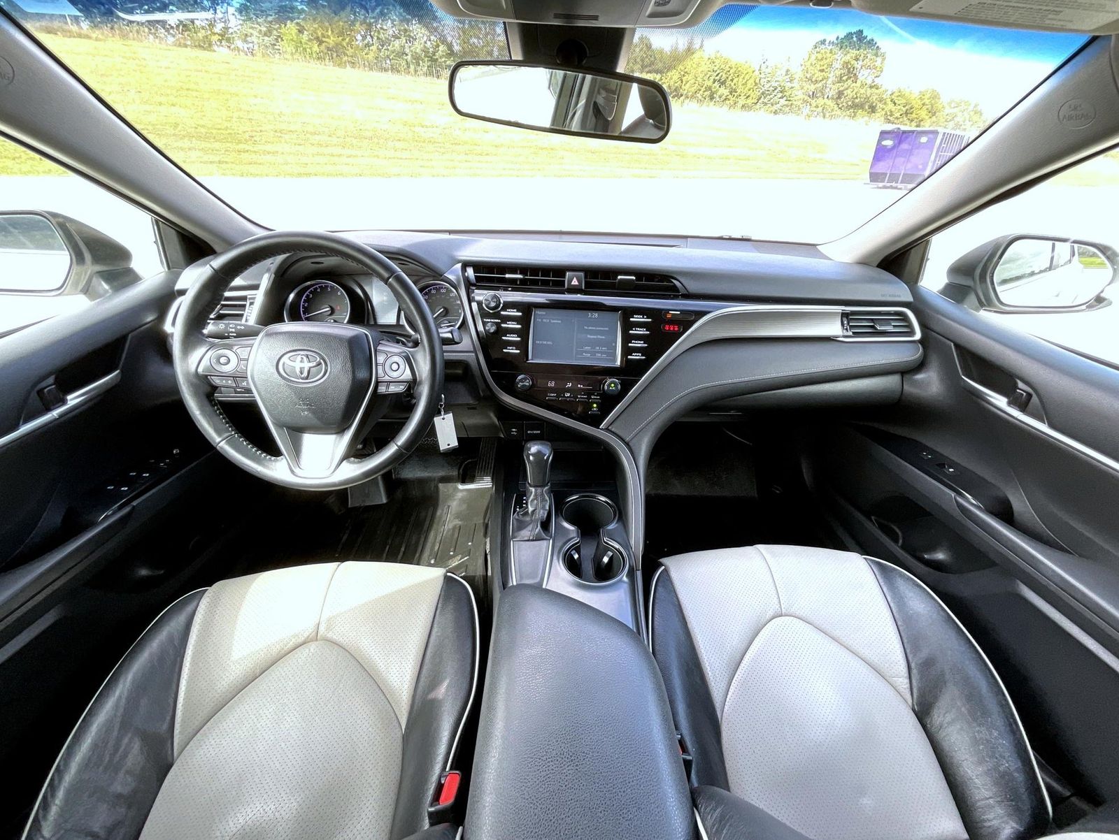 2018 Toyota Camry SE photo 14