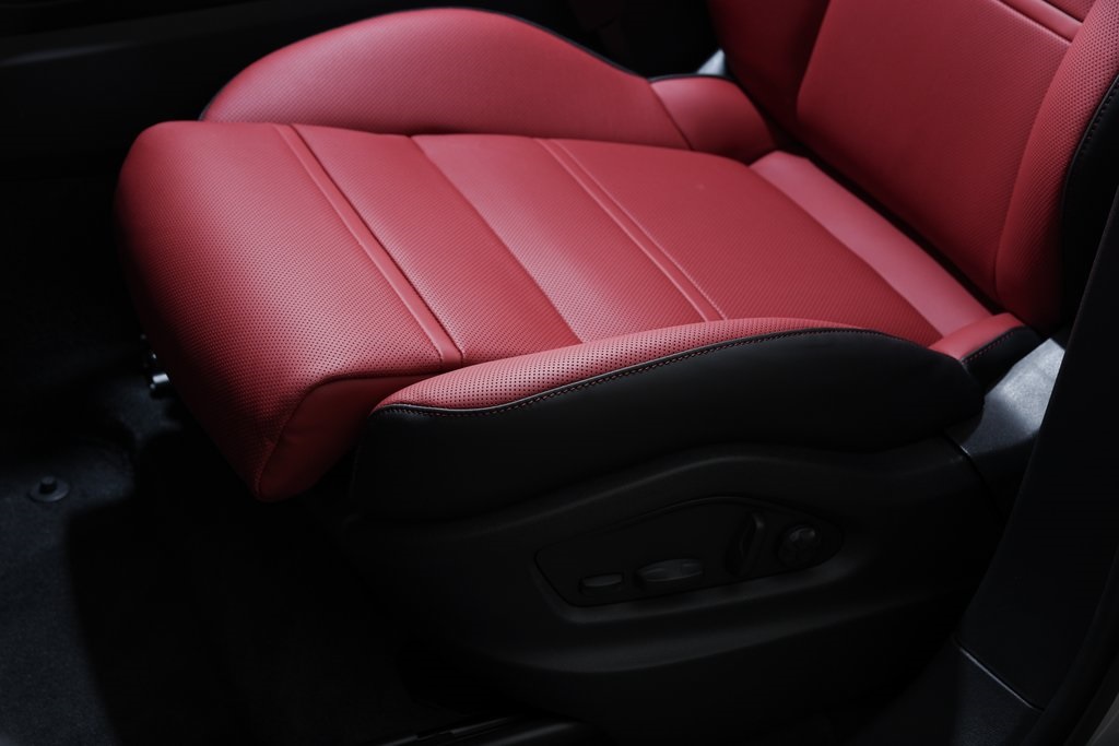 2026 Porsche Cayenne S photo 25