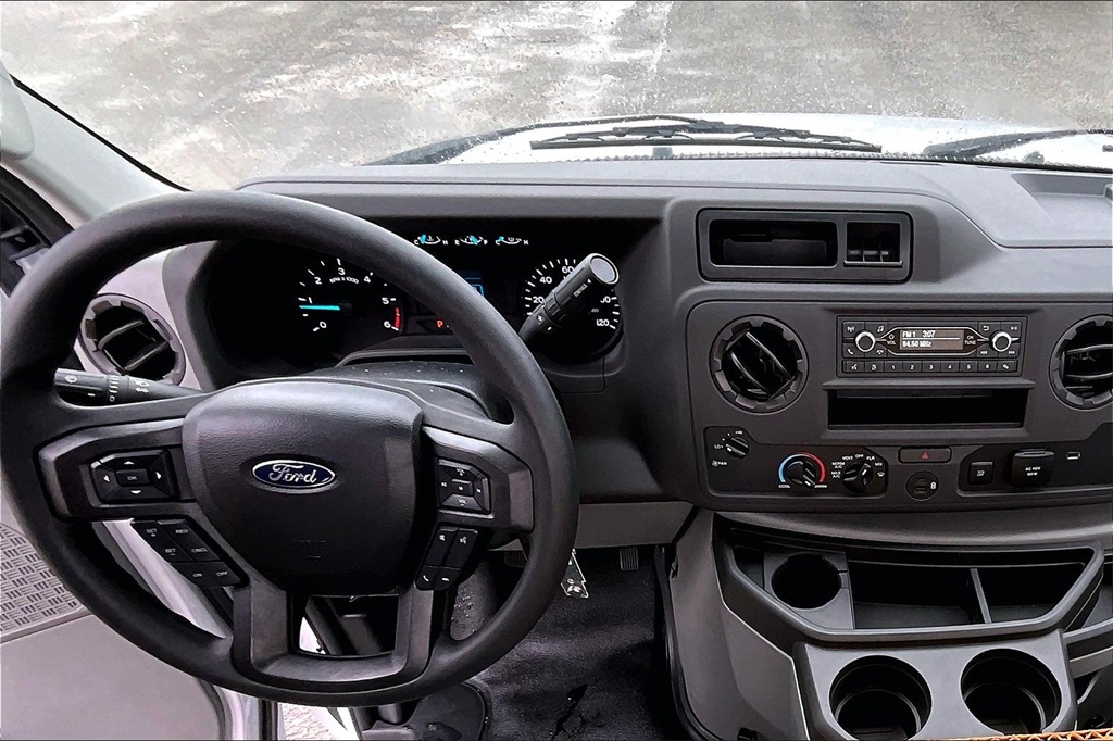 2025 Ford E-450 Super Duty photo 4