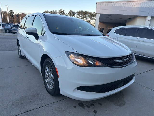 Pre-Owned 2022 Chrysler Voyager LX's photo