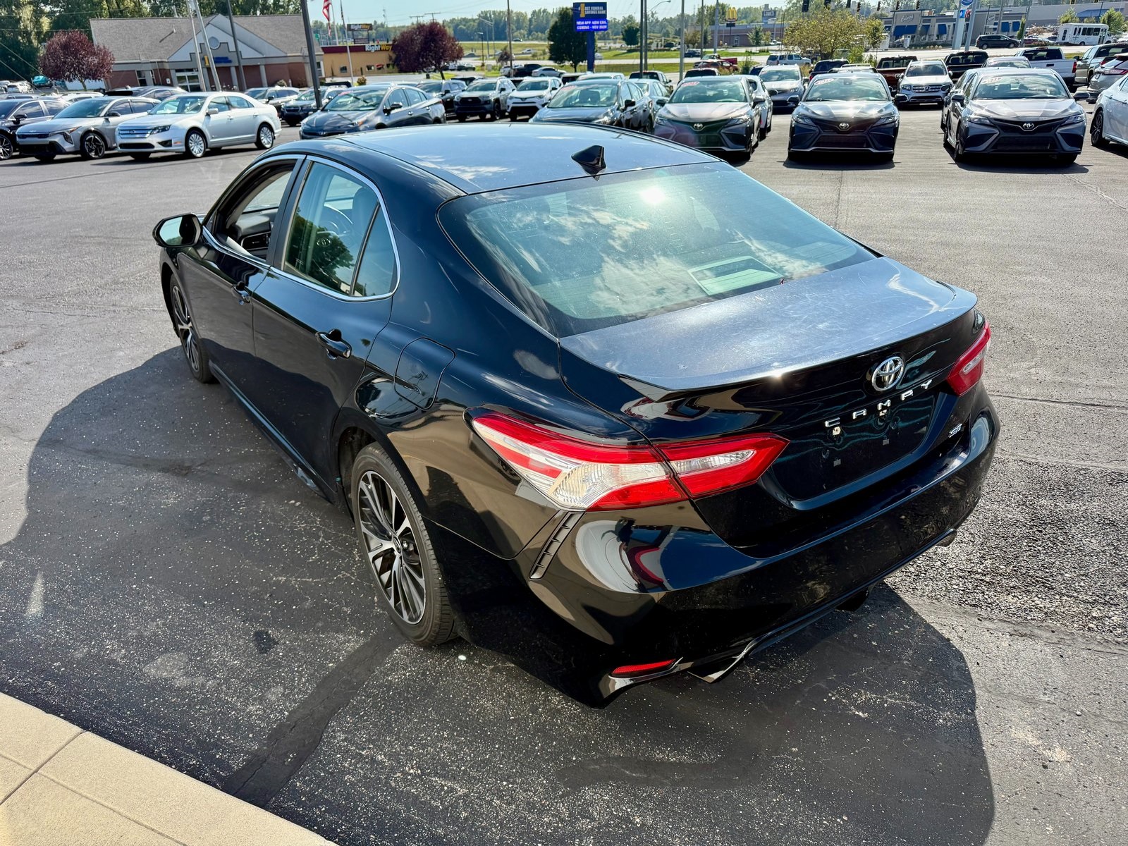 2020 Toyota Camry SE photo 3