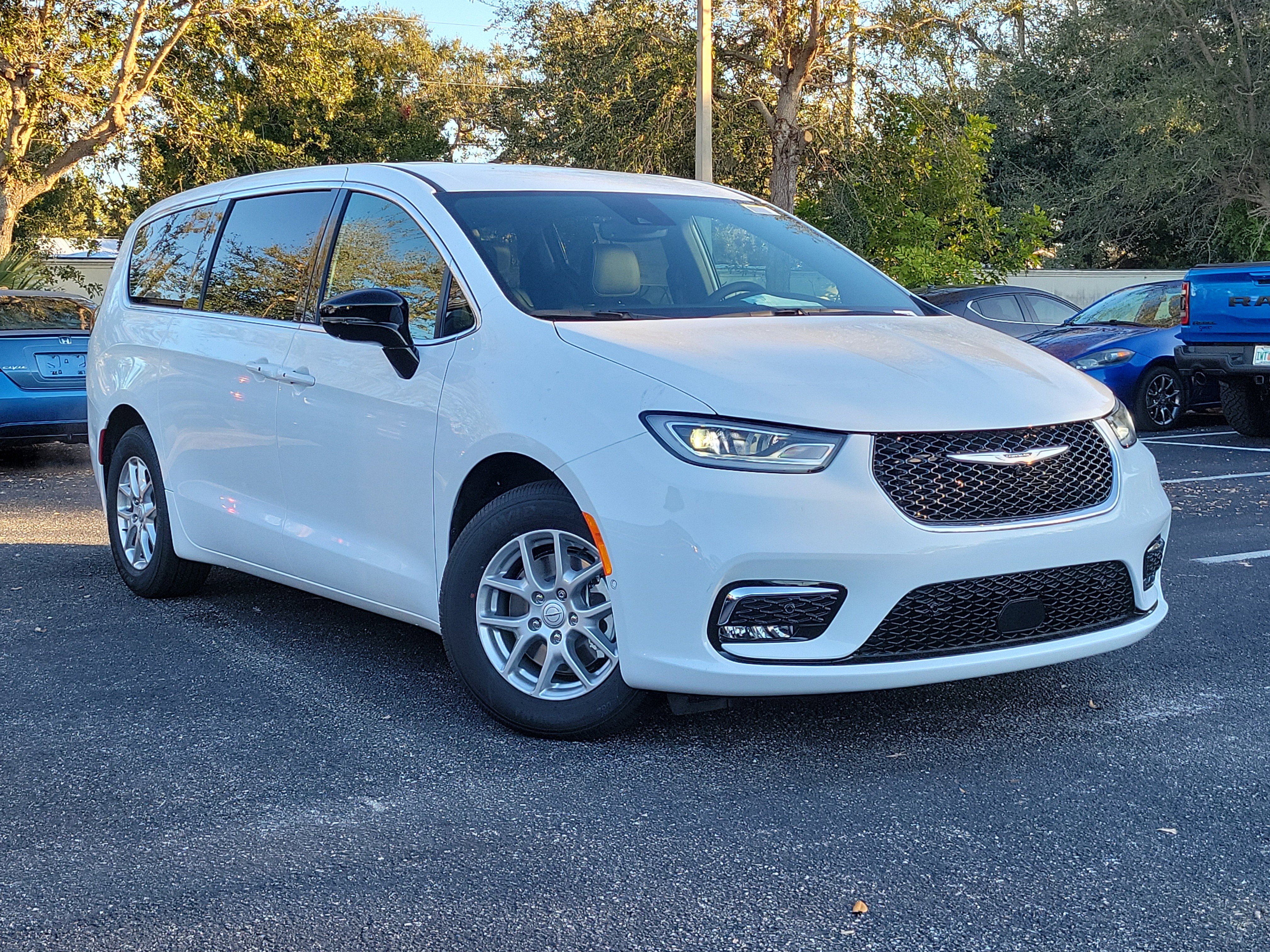 2026 Chrysler Pacifica Select's photo