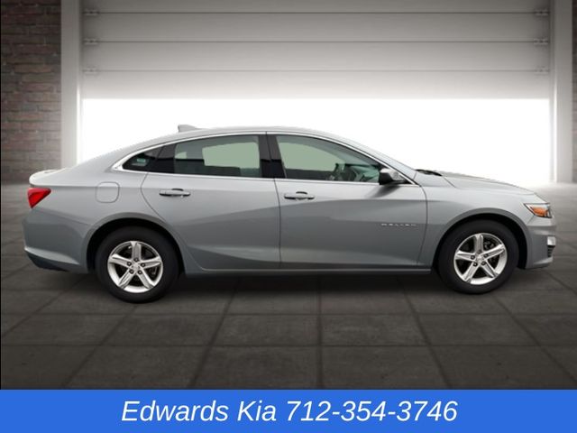 2024 Chevrolet Malibu 1LT photo 2