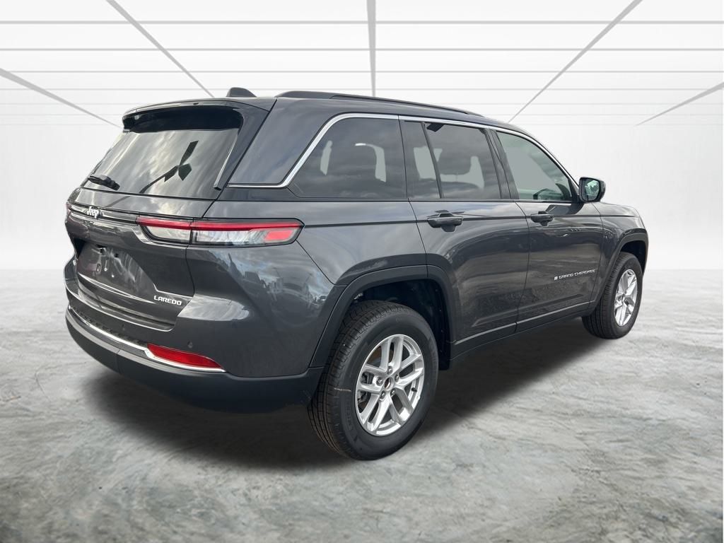 2025 Jeep Grand Cherokee Laredo photo 2