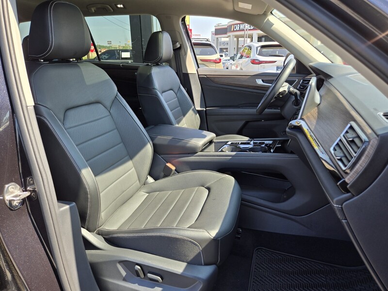 2025 Volkswagen Atlas SEL photo 16