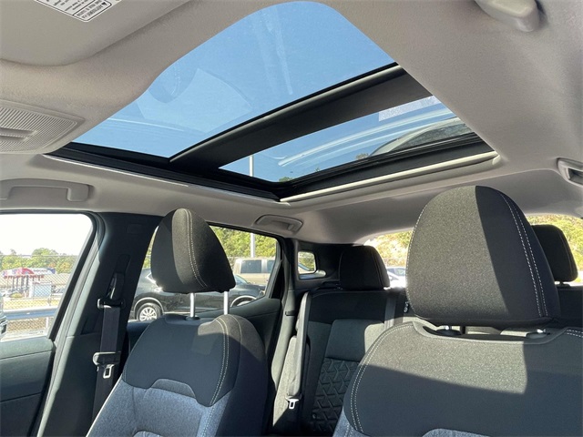 2025 Nissan Kicks SV photo 12