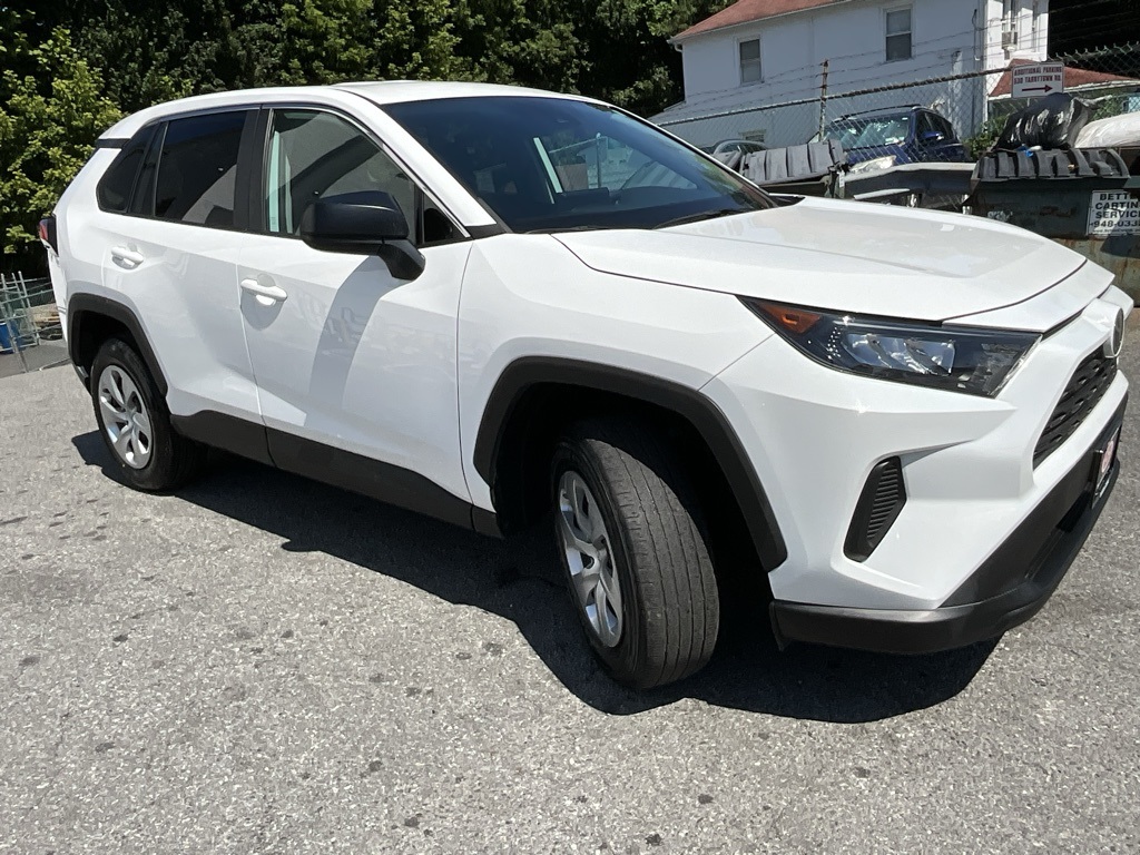 2022 Toyota RAV4 LE photo 5
