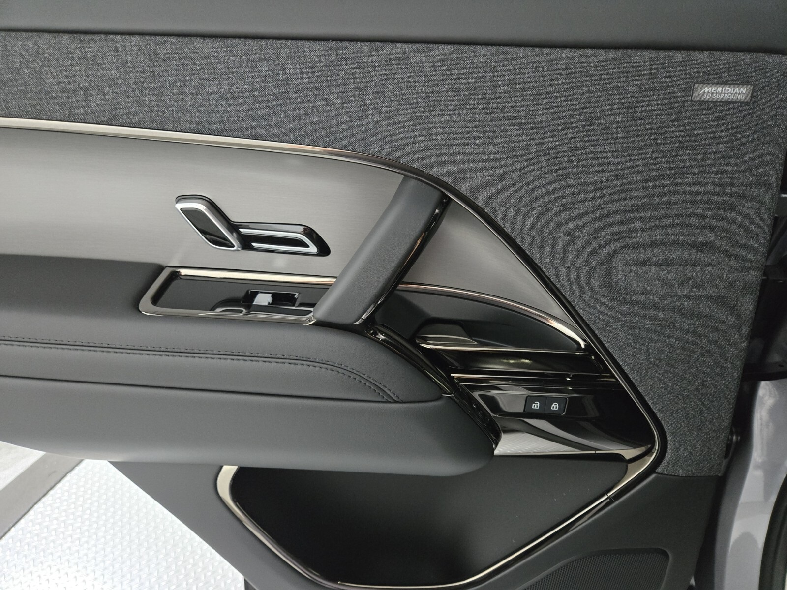 2025 Land Rover Range Rover Sport SE photo 18