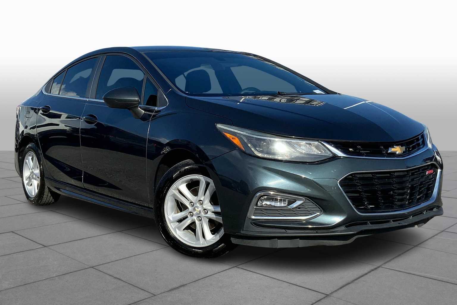 2017 Chevrolet Cruze LT photo 2