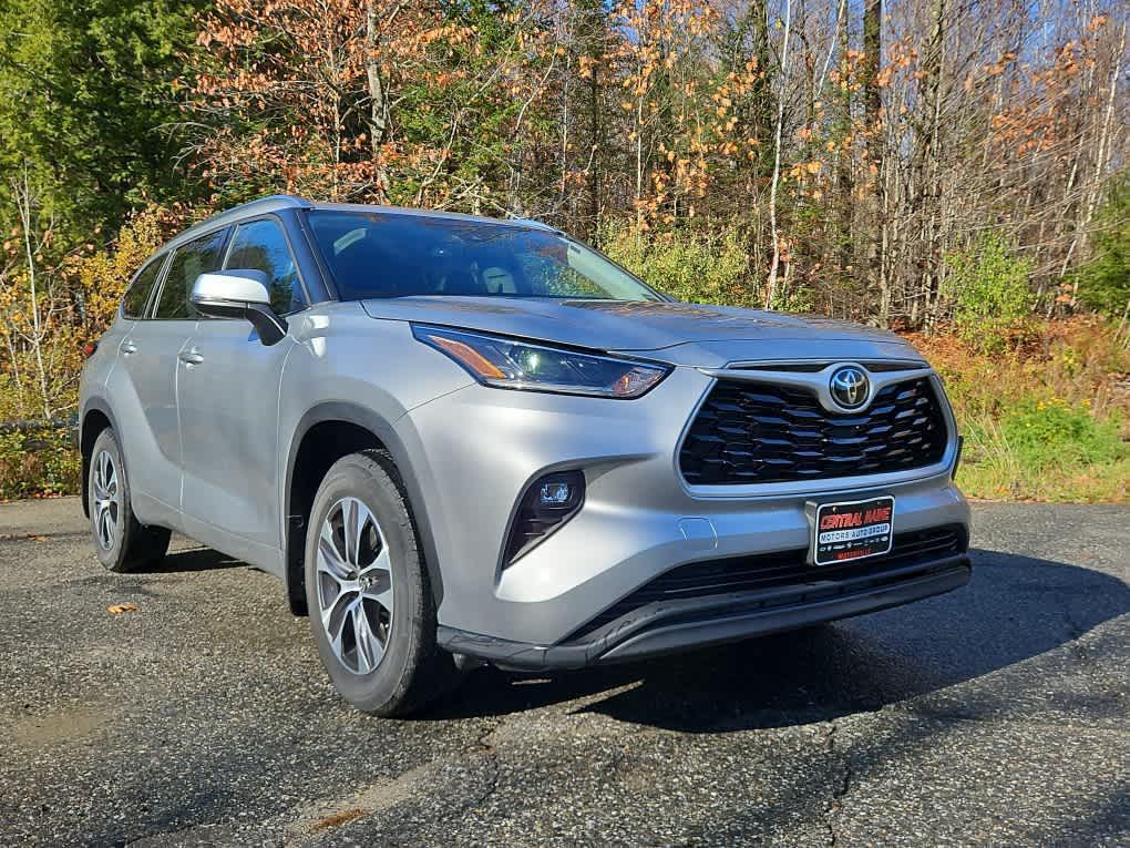 2021 Toyota Highlander XLE photo 3