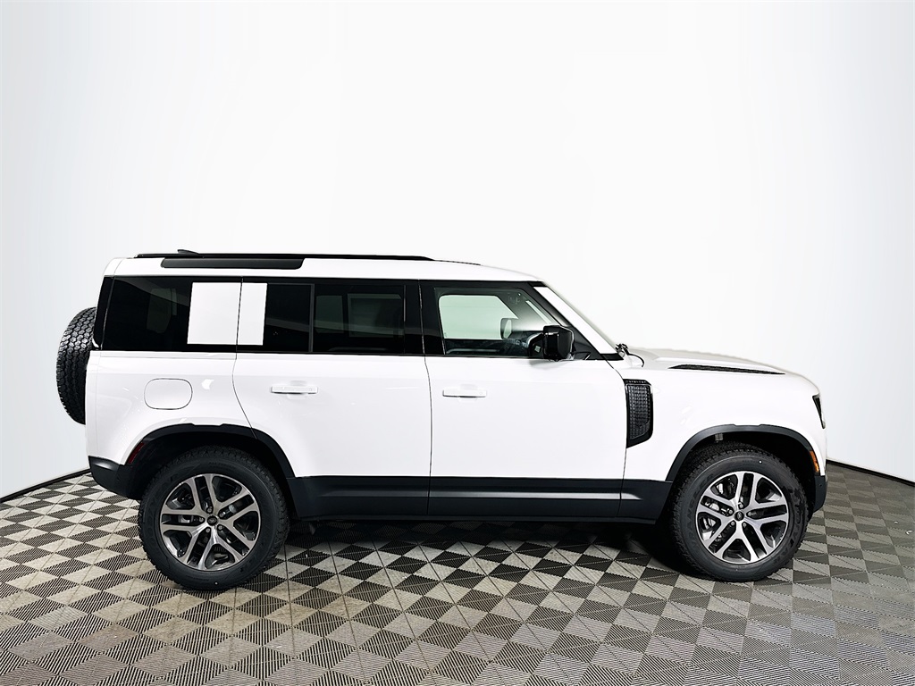 2025 Land Rover Defender 110 S photo 4