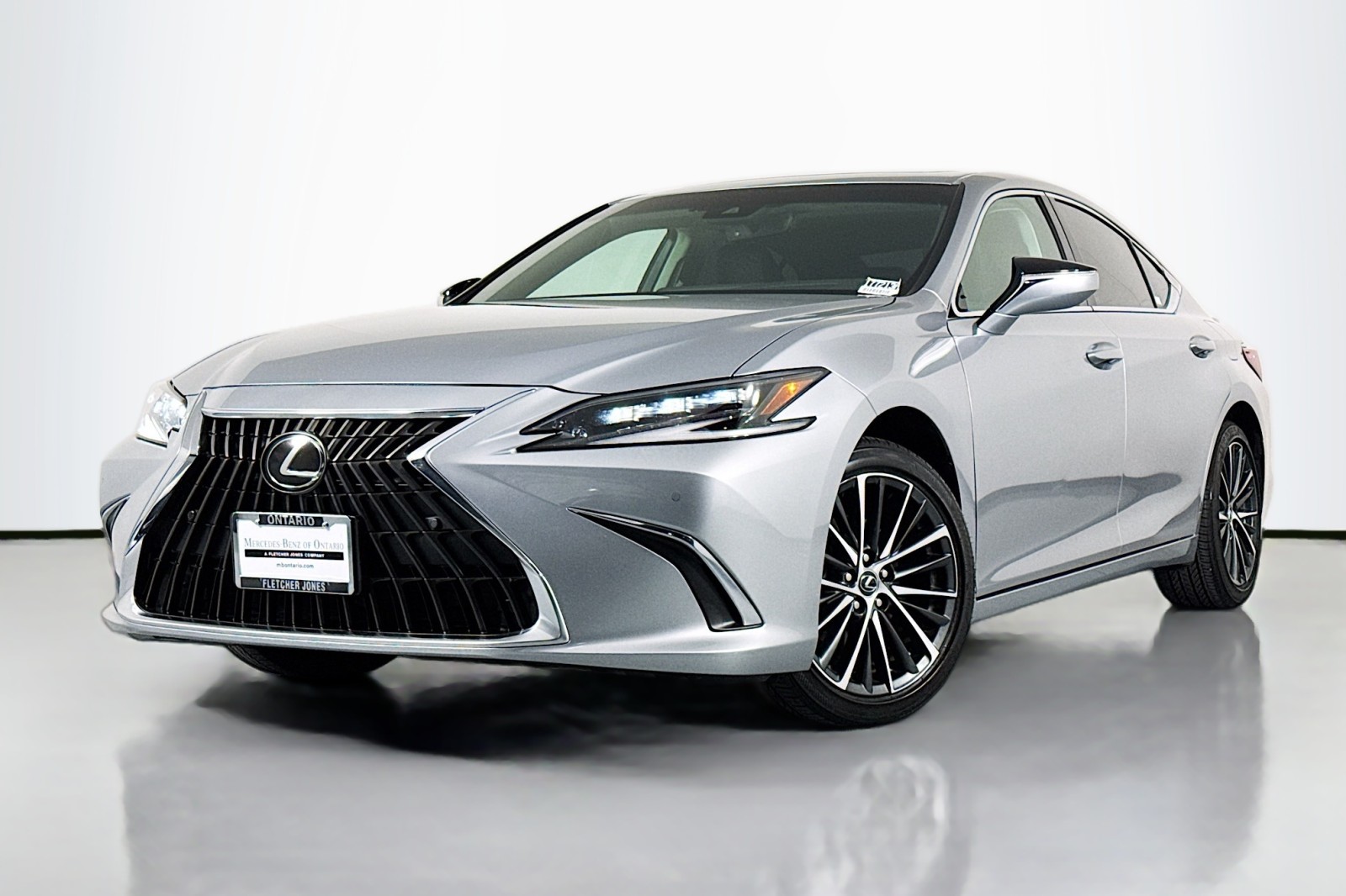 2025 Lexus ES Hybrid 300h's photo