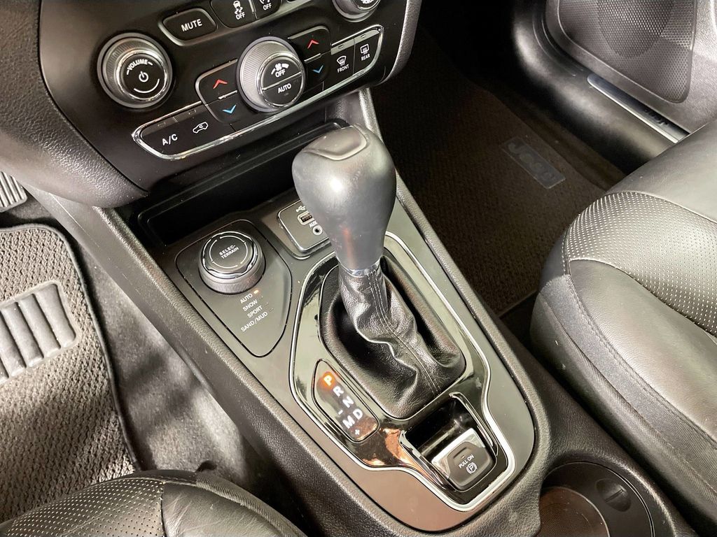 2020 Jeep Cherokee Limited photo 17