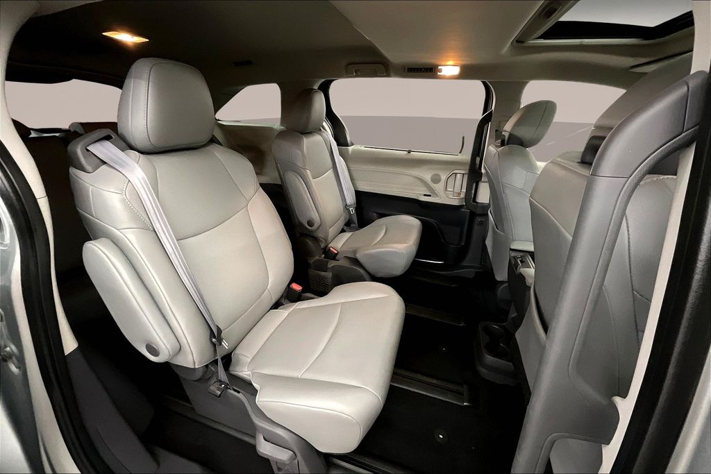 2021 Toyota Sienna XLE photo 26