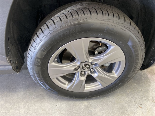 2024 Toyota RAV4 XLE photo 19