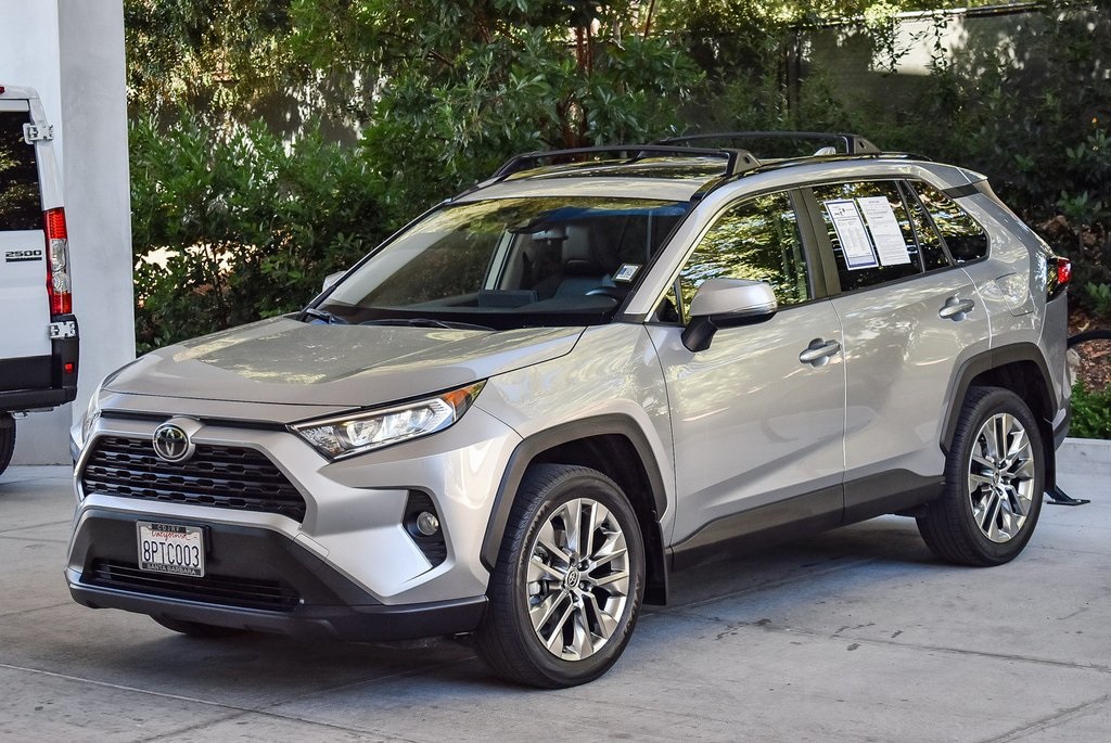 2020 Toyota RAV4 XLE Premium photo 3