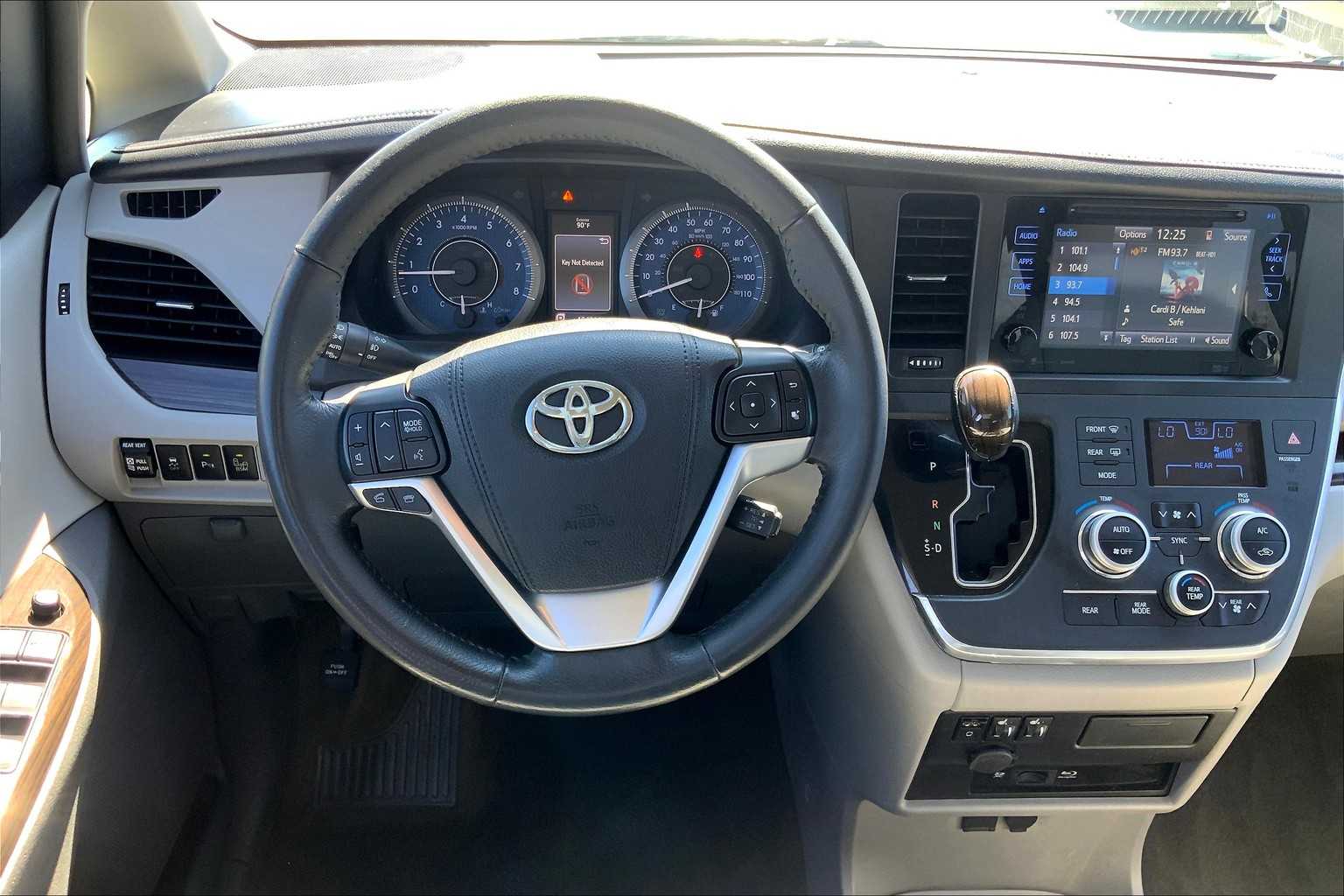 2017 Toyota Sienna XLE photo 5