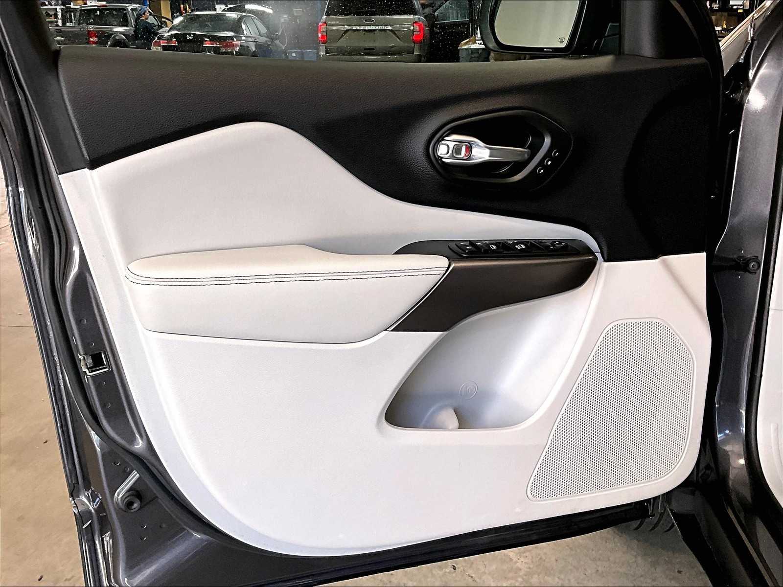 2020 Jeep Cherokee Limited photo 9