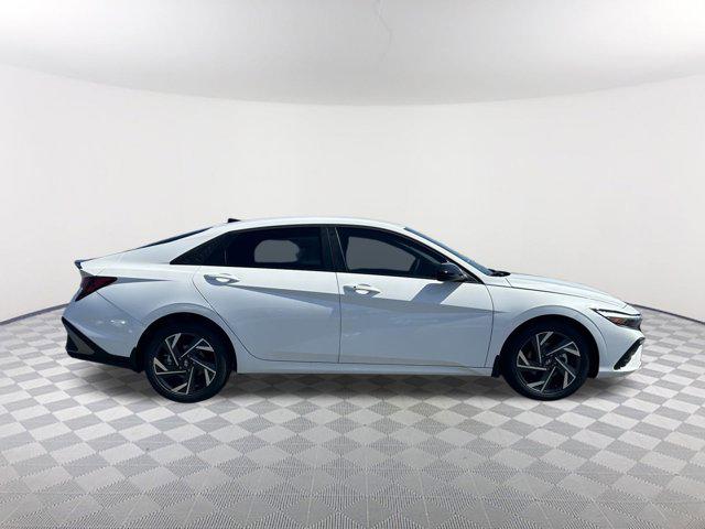 2025 Hyundai Elantra SEL Sport photo 4