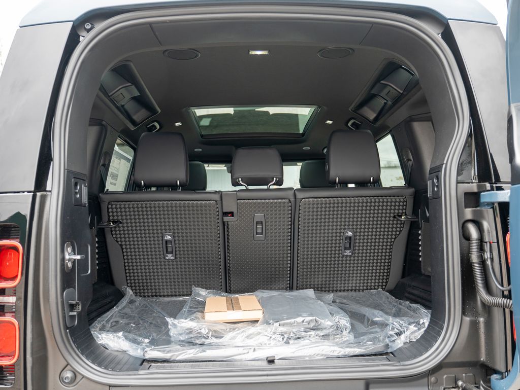 2025 Land Rover Defender 110 X-Dynamic SE photo 24