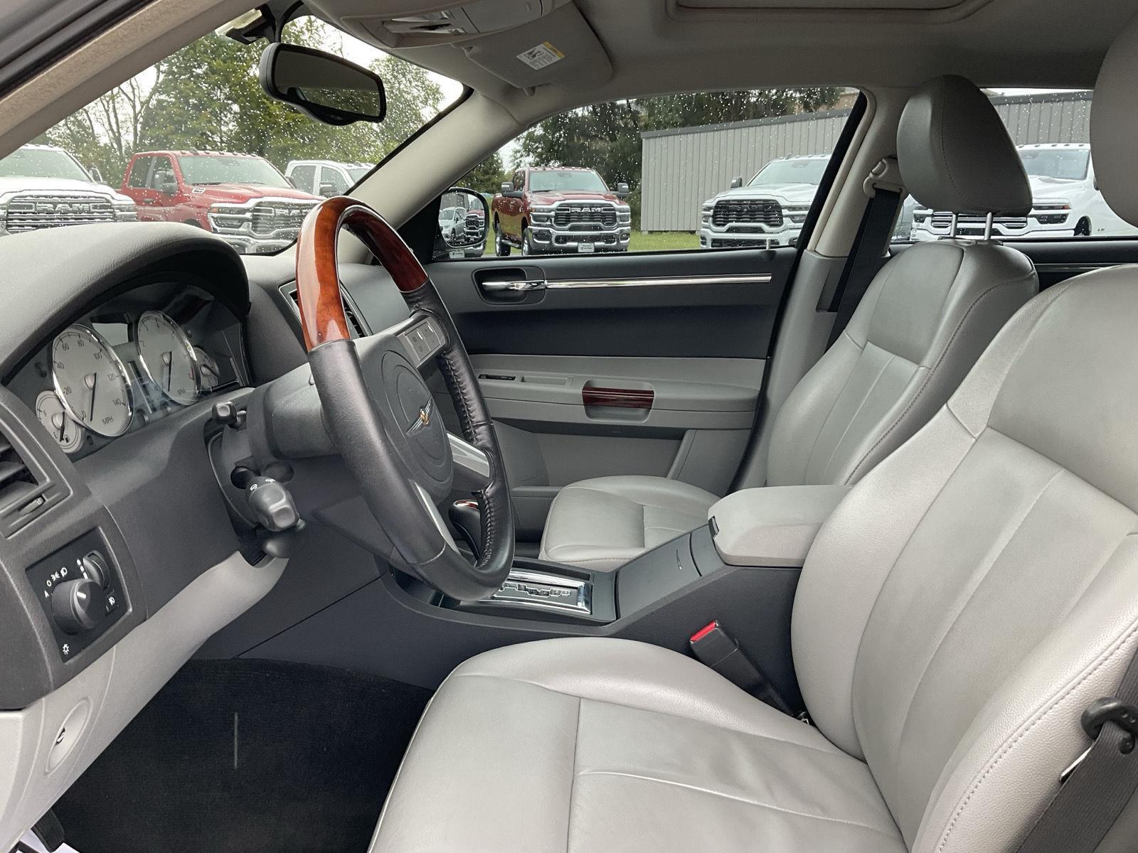 2006 Chrysler 300 Touring photo 9