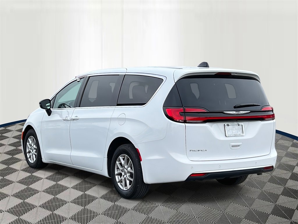 2024 Chrysler Pacifica Touring L photo 4