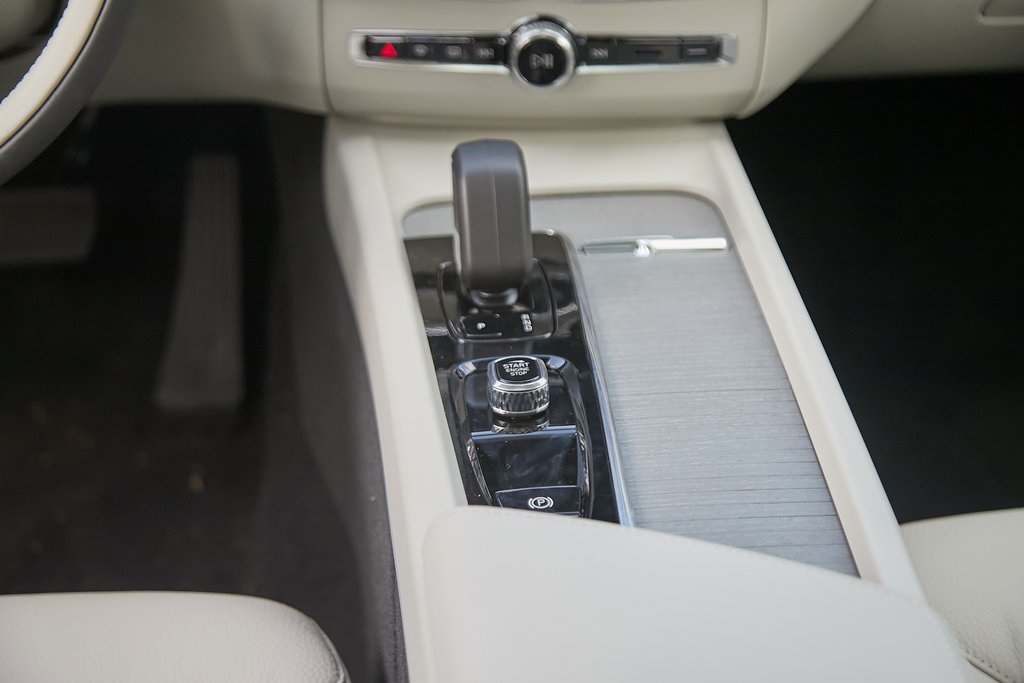 2025 VOLVO XC60 - Image 26