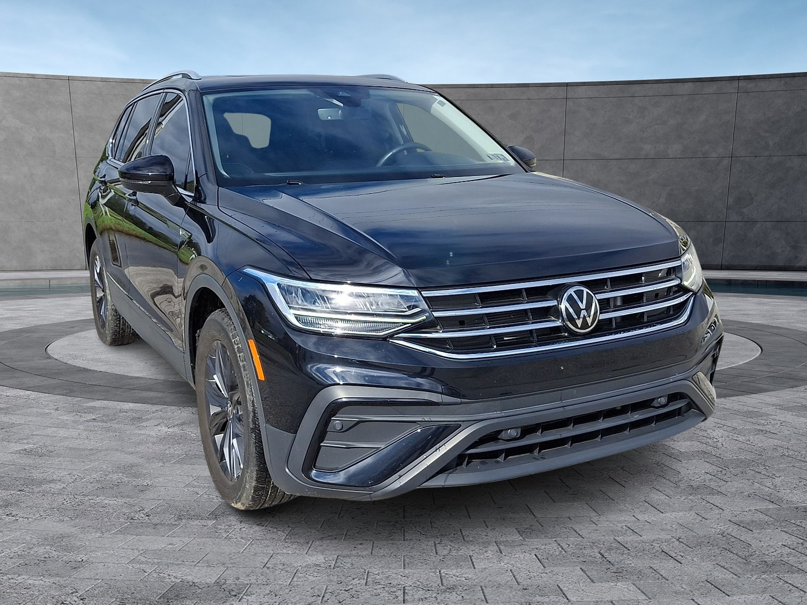 2022 Volkswagen Tiguan SE photo 2