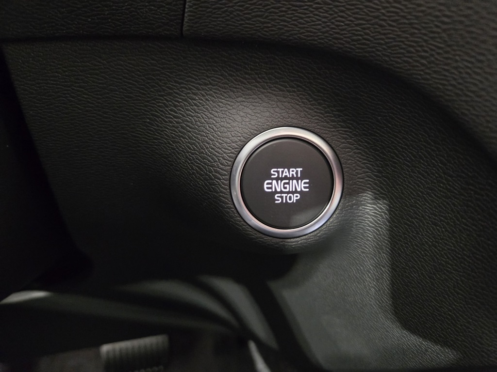 2026 Volvo XC40 Plus photo 12