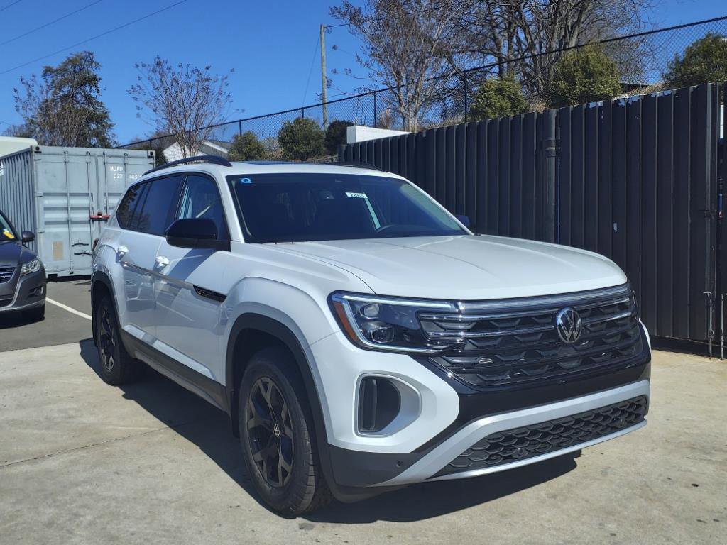 2025 Volkswagen Atlas Peak Edition photo 3