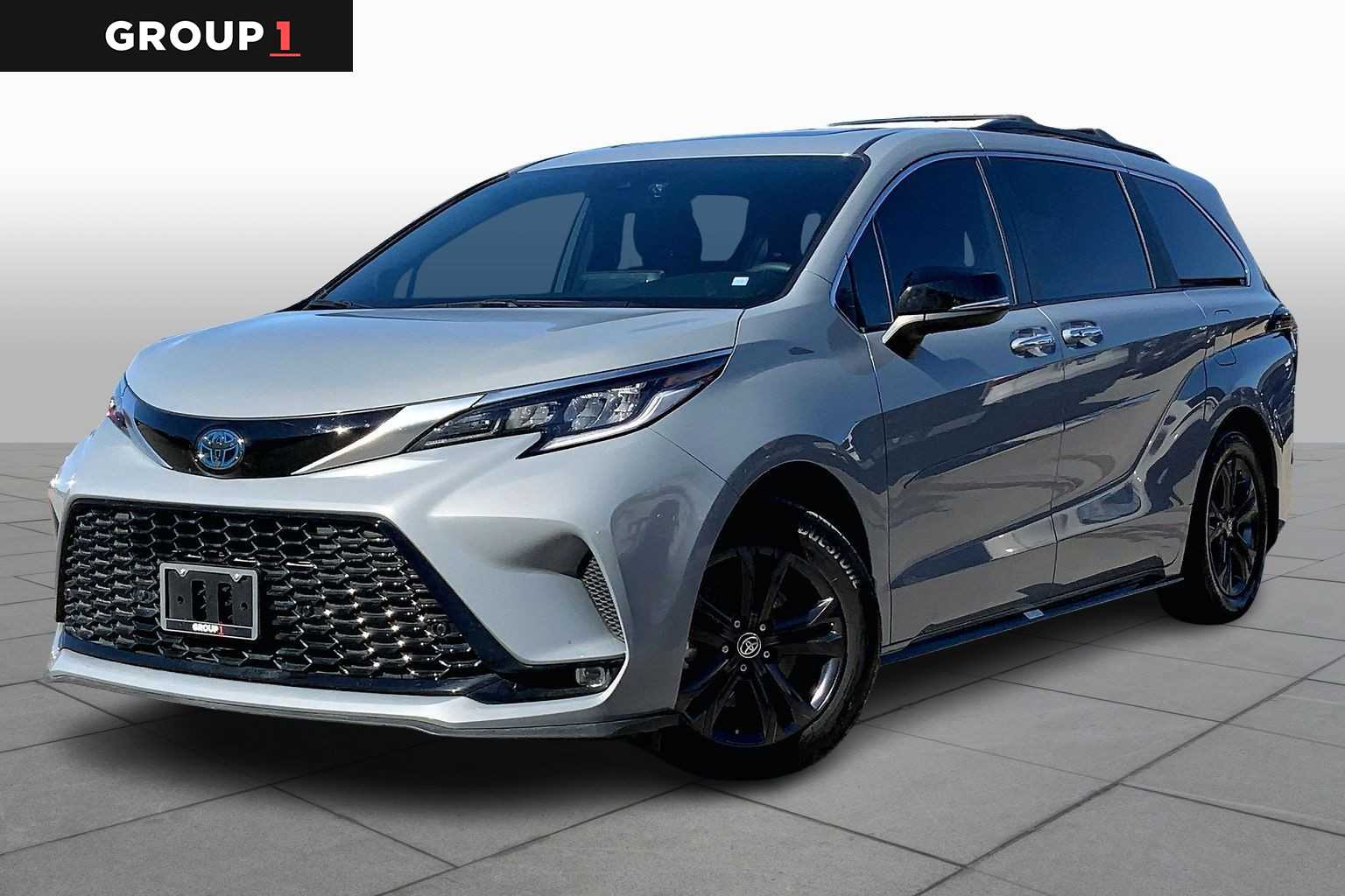 2024 Toyota Sienna XSE's photo