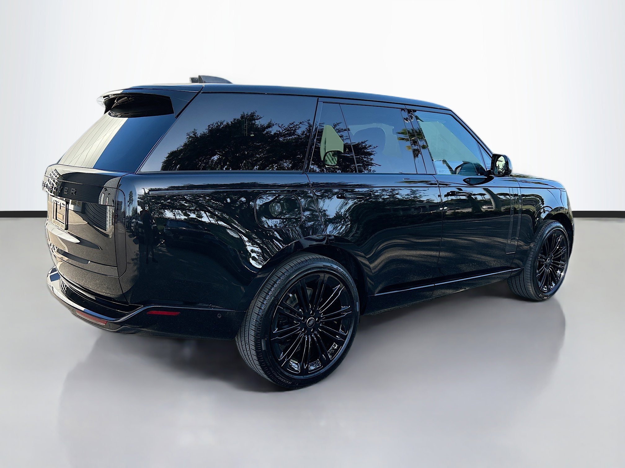 2025 Land Rover Range Rover SE photo 4