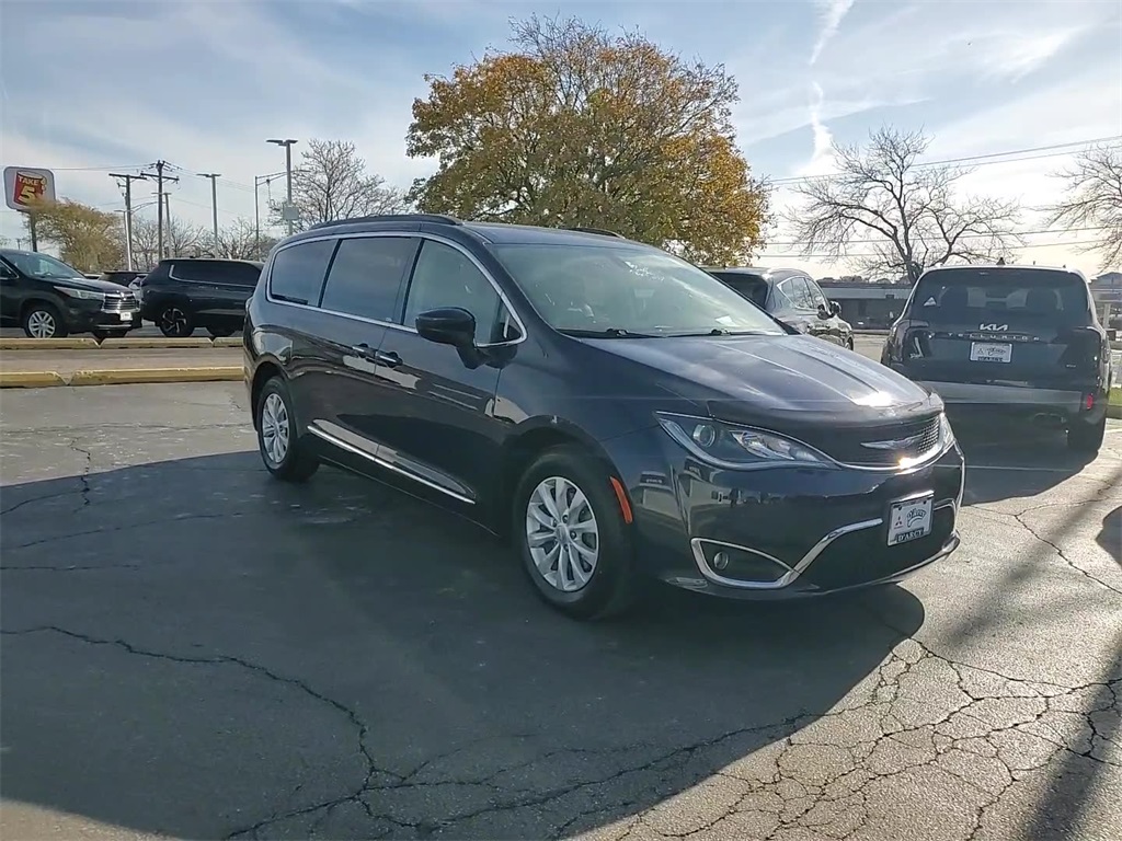 2017 Chrysler Pacifica Touring L photo 2