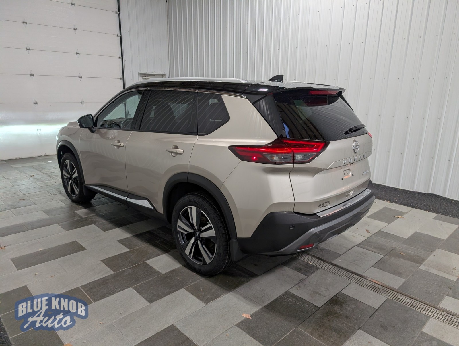 2022 Nissan Rogue SL photo 2