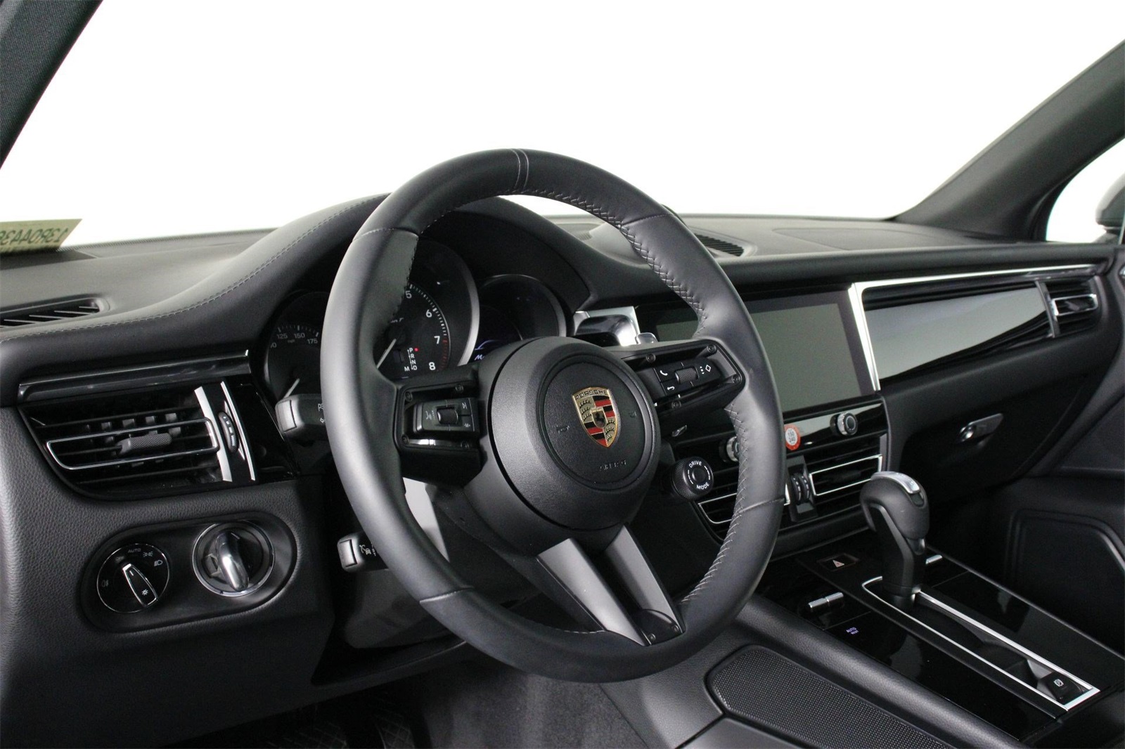 2025 Porsche Macan T photo 4