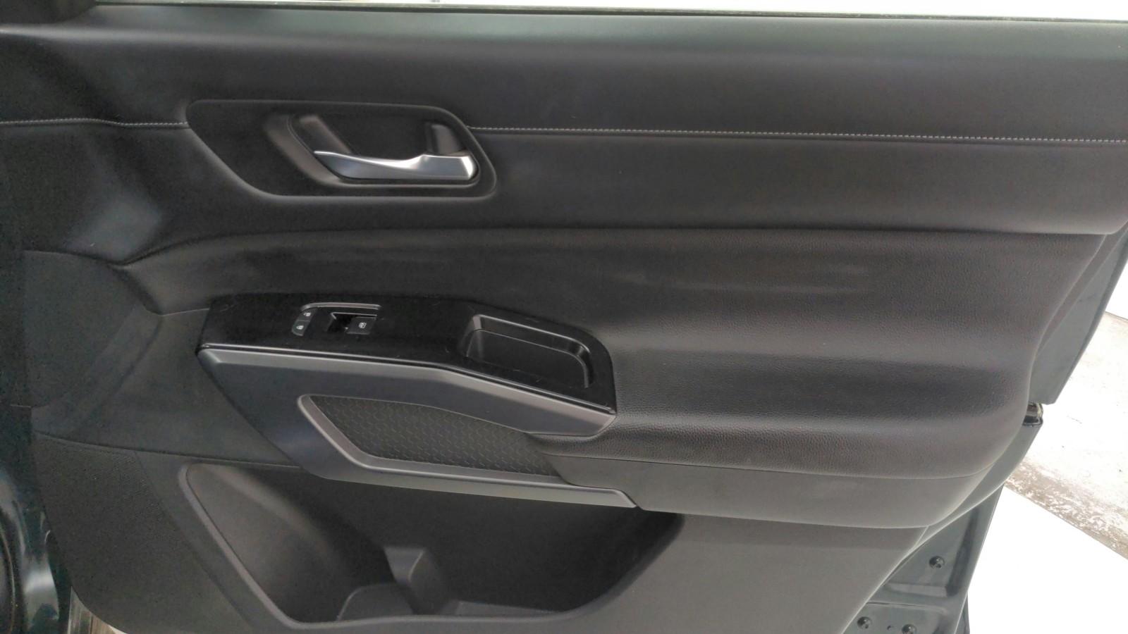 Used 2023 Obsidian Green Pearl Nissan SL image 28