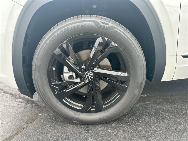 2025 Volkswagen Atlas Cross Sport SEL R-Line photo 8
