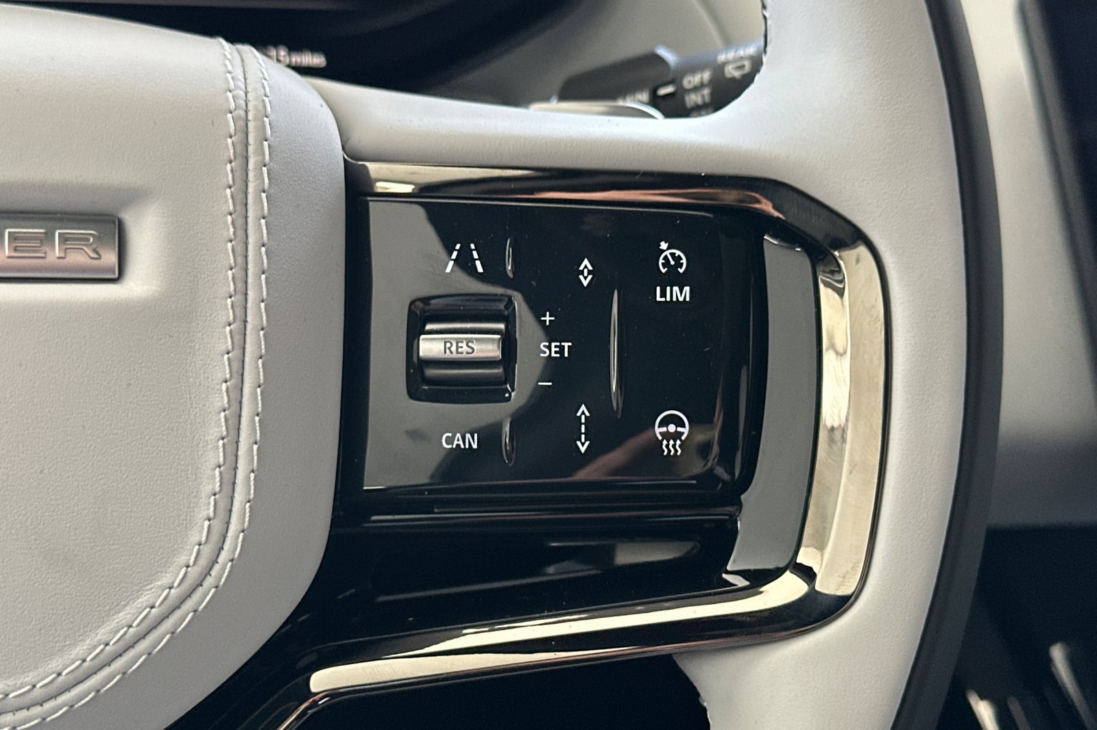 2025 Land Rover Range Rover Sport SE photo 25